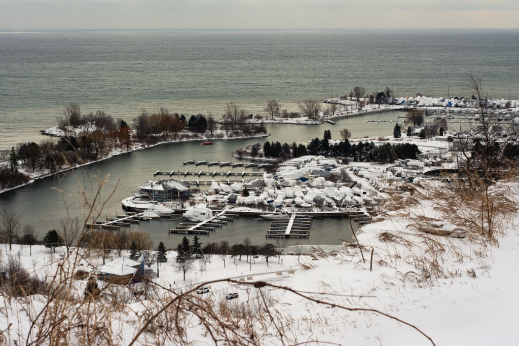 A snowy image from the shore of Lake Ontario at the Cathedral Bluffs park.