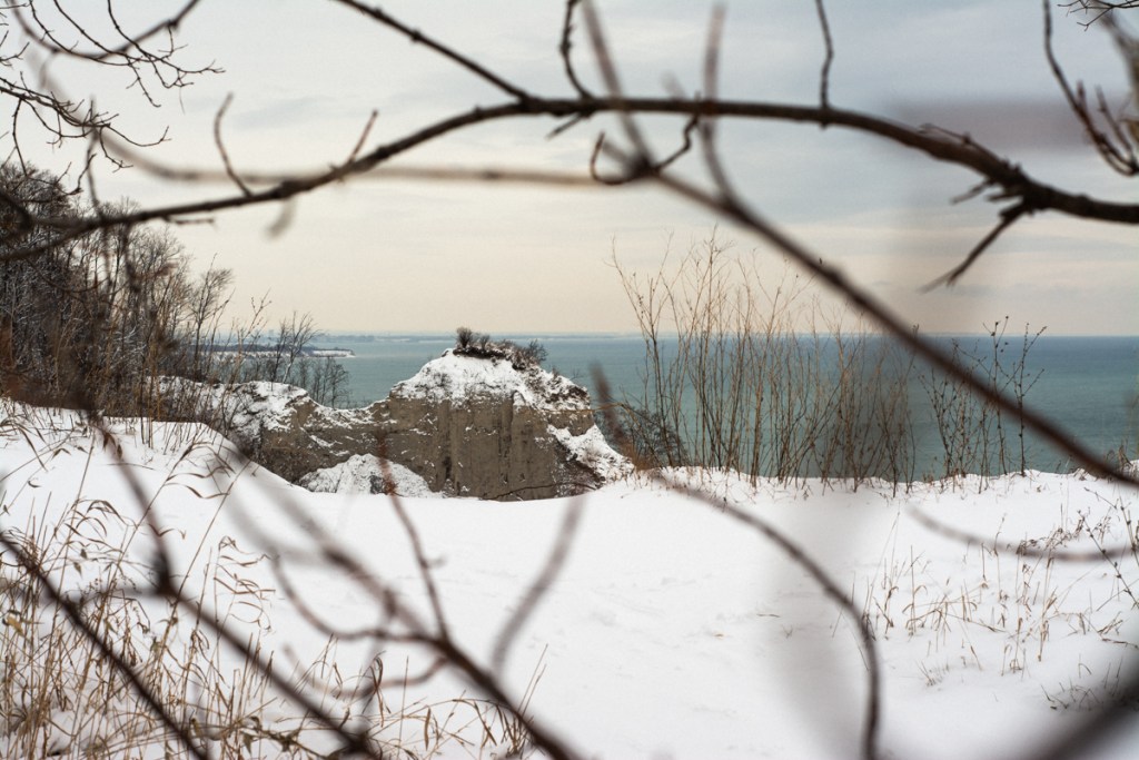 A snowy image from the shore of Lake Ontario at the Cathedral Bluffs park.